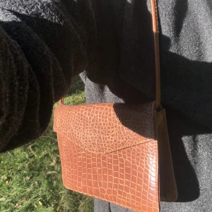 Axelväska - Mindre axelväska i mycket bra skick. Finns inga defekter. Köpt second hand, okänt märke. 👜