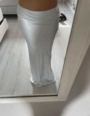 Vit Maxi kjol från Boohoo, storlek 36. Aldrig använd, (prislappen är kvar)