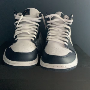 Jordan 1 mid (ds)  - Hej jag säljer ett par Jordan 1 mid strl 44 som jag köpte på Nike.com för ca 1600kr De har aldrig varit använda förutom att jag har testat dem en gång.