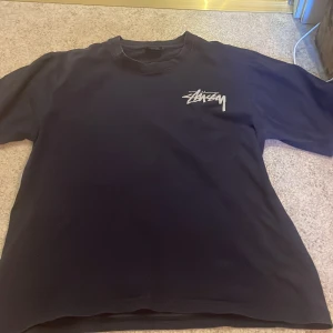 Studsy dice t shirt - Säljer mörkblå stüssy tröja då jag tycker att den sitter lite ”boxigt” på mig. Nyskick, endast använd en gång!  Storlek S💕