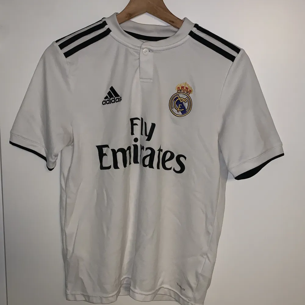 Säljer Real Madrid hemmatröja från 19/20 säsongen. Tröjan har inga synliga tecken på användning. Det är storlek L (barn storlek) på tröjan. Vid eventuella frågor är det bara att höra av sig . T-shirts.