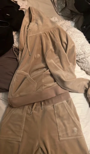 😍💞❤️‍🔥 - Säljer mitt fina beiga juicy set, byxorna i storlek xs och koftan i storlek s. Kan sälja byxorna eller koftan separat vid ett bra pris.