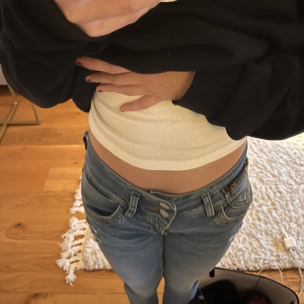 Säljer nu mina absoluta favorit jeans då dom har tyvärr blivit för korta för mig som är 168cm lång. Köpta för 800 kr och säljer för 650 kr nu då dom är i 🧚ny sick och bara använda ett få tal gånger inmana dom blev för korta. 💕. Jeans & Byxor.