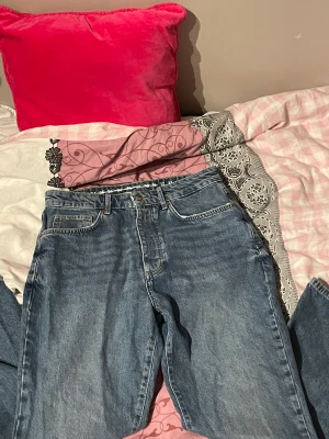 Jeans med hål - Helt nya men inte riktigt min stil. Ordinarie pris 600kr men säljer för 60kr!
