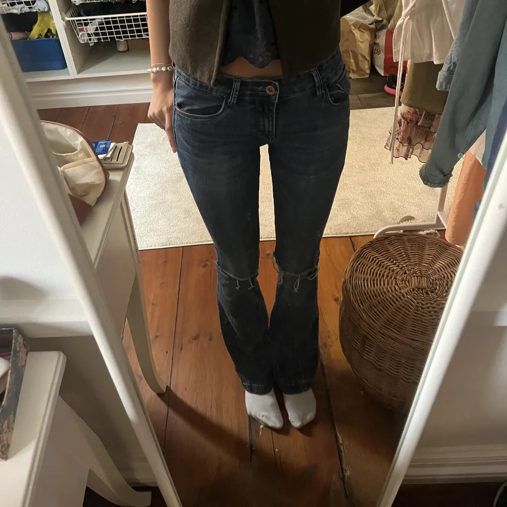 Lågmidjade utsvängda jeans med slitningar på knäna❤️ I bra skick. Jag är 173cm lång 💕. Jeans & Byxor.
