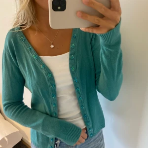 Kofta - Jättesöt och unik kofta, köpt second hand i Spanien så vet ej va de är för märke samt storlek men skulle säga att de är en S. Så fin färg och fina ”spännen”