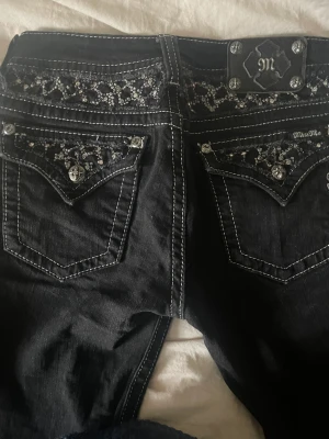 Missme jeans - Super snygga lågmidjade Missme jeans💕 måttet tvärsöver midjan är 39cm och måttet på innerbenet är 74cm💕 säljer då de är lite stora i midjan och kommer inte till användning💕modell straight!💕vid snabb affär kan vi prata om priset💕
