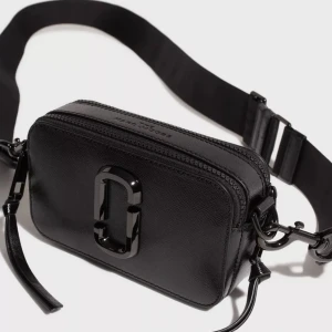 Snapshot väska  - Intressekoll!  Snapshot väska utan några defekter🖤 Nypris 4299✨