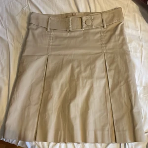 Kjol-Vero Moda - Säljer denna superfina kjolen från Vero Moda! Den är köpt secondhand med är i gott skick :)