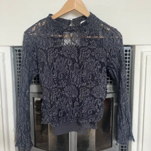 Spetstopp  - Så fin spetstopp med inbyggd linne perfekt nu till hösten!! Grå med blå detaljer 💕Storlek är bortklippt men skulle gissa på S! 