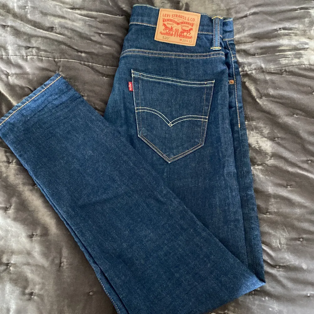 Skitsnygga Levis jeans i modell 520 med mörkblå tvätt och beige/bruna sömmar. Jättefint skicka inga defekter! . Jeans & Byxor.