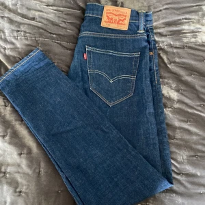 Levis jeans - Skitsnygga Levis jeans i modell 520 med mörkblå tvätt och beige/bruna sömmar. Jättefint skicka inga defekter! 