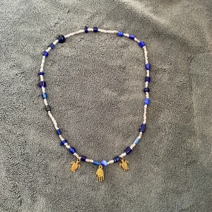 Fint handgjort halsband - Perfekt skick. Måttet av hela halsbandet är ca 49 cm.