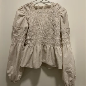 Only blus - Jättefin blus från only, köpt här på Plick men tyvärr för stor för mig och därav säljer jag den.