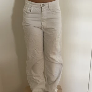 Snygga vita jeans från Zara - Jätte fina vita jeans från Zara, bra skick 