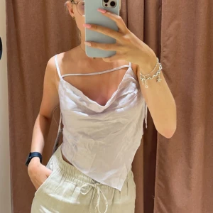 GINA topp lila  - Säljer min jättesöta topp från Gina i storlek 34/Xs som aldrig har kommit till användning (prisklapp kvar) 