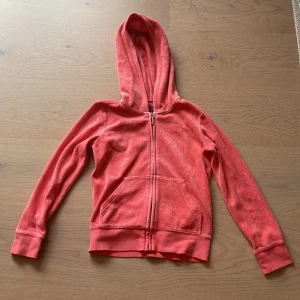 Juicy couture hoodie korallrosa🩷🩷🩷 - Säljer p.g.a för liten. Den är i storlek 6/7, men är stor i storleken. Passar till ungefär 8-9 årsåldern.❤️😻🩷