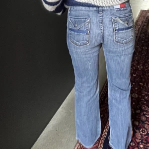 Tommy hilfiger - flared jeans - Snyggaste jeansen! Tyvärr passar dem inte mig i benen och jag säljer därför dem.💗 innerbenet: 74cm, ytterbenet: 97cm och midjemått 37💓