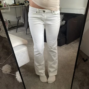 Lågmidjade Wrangler jeans🤍🤍 - Säljer dessa skitsnygga Wrangler jeans då de ej kommer till användning, köpta för 600kr!!!(använda ett fåtal gånger). W29 L30🤍🤍