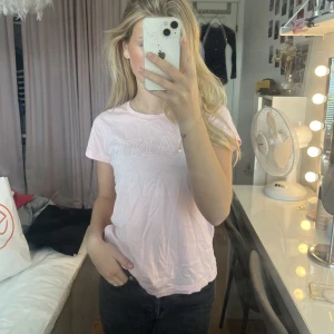 T shirt - Säljer denna ljusrosa gant t shirten som ej används längre💗 skriv för frågor eller behov av mer bilder🩷 vill bli av med därav priset!