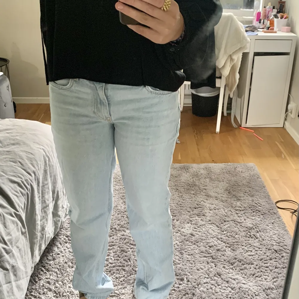 Säljer mina ljusblåa jeans från Gina tricot i stl 36. Dem är low waist och passar mig som är 173cm lång. Säljer då dem inte har kommit till användning, så dem är i nyskick! Köparen betalar frakten😊. Jeans & Byxor.