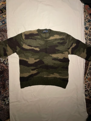 ralph lauren stickad tröja  - fräsch stickad tröja från ralph lauren i kamouflagetema. står xl men skulle mera säga s då den sitter tight. skriv vid intresse!!