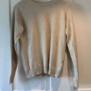 Söt stickad tröja - Stickad tröja som tyvärr är lite nopprig men annars väldigt fin🥰