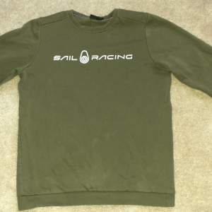 Superfin sailracing tröja i mörkgrön färg, skick 9/10. Storleken är xs-s  Nypris 1099 kr