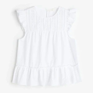 BLUS - En så fin SLUTSÅLD blus från hm💞 Köptes för 180kr o säljs pga att den ej kommer till användning. Använd runt 5 ggr!! Pris kan självklart diskuteras så lämna förslag!!💞