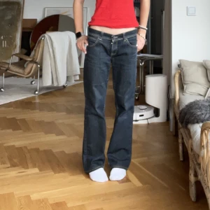 Evisu x puma jeans - Sljjer dress asssnugga evisu x puma jeans do de är lite för stora på mig. Köpte dyrt, low waist, och raka, bootcut. Jag ör 165 och de sitter bra men de skulle passa någon lite kortare också. Skriv om ni har frågor💕