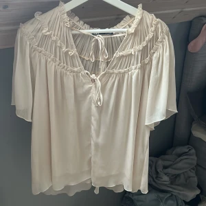Zara blus  - Jätte söt festlig blus från Zara! Storlek XS men passar xs-m!
