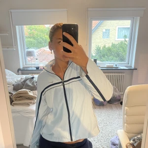 NIKE - ZIP TRÖJA - En zip tröja från NIKE. Fungerar både till träning men även till vardags.