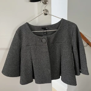 HM - Säljer min jätte söta lite glittrga trekvarskofta från Hm!💕 Skriv för bild på eller andra frågor!