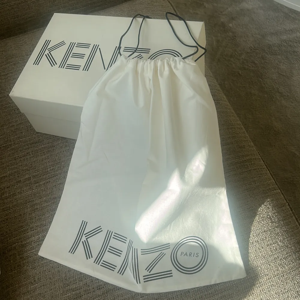 Säljer mina as snygga kenzo skor i storlek 39, dem är använda men är fortfrande i fint skick, originalkartong och dust bag kommer med👌🏼nytt pris 2,500.. Skor.