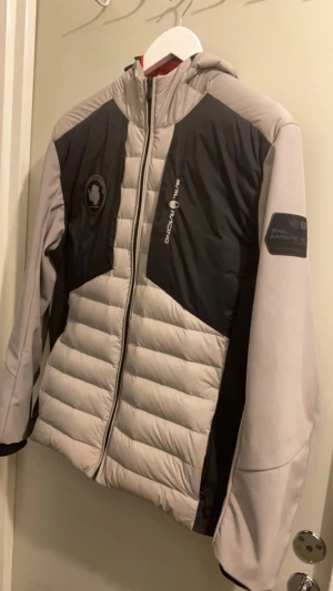 Sailracing jacka  - Säljer nu en fin sailracing jacka som är använd endast en vår skriv om du har frågor 