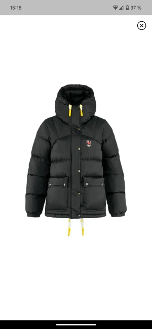 Fjällräven jacka xs - Säljer en svart fjällräven jacka i nyskick, strl XS