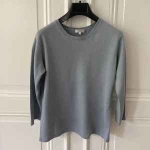 Cashmere tröja Eric Bompard - Tunn tröja (3/4 ärm) i 100% cashmere från Eric Bompard. Tröjan är i gott skick. Storlek fransk M, svensk S