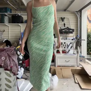 Så fin och unik klänning från Zara i ett tjockare material och med snörning i ryggen. Passar perfekt till fest, eller till en roligare vardag. Jag är 176!