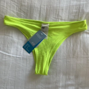 Bikini underdel  - Helt oanvänd bikini underdel med lappar kvar från H&M i storlek 40