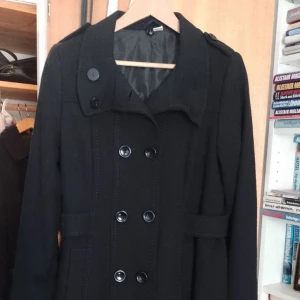 Svart kappa 38 - Svart kappa från hm i storlek 40 men sitter mer som en 38. Köpt för några år sen men använd max 5 gånger s väldigt bra skick! Säljer för 160kr + frakt