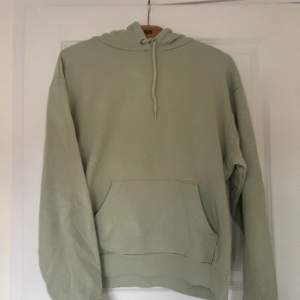 Pastel grön hoodie från Monki. Aldrig använd. Köpt för 400kr. Pris kan diskuteras 