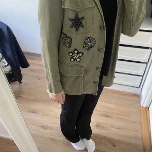 Jeans jacka  - Fin grön jeans jacka med mycket fina detaljer jätte bra skick nästan aldrig använd. Pris kan diskuteras, kolla gärna in mina andra annonser! 