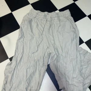 linnebyxor  - superfina linnebyxor från vero moda köpa förra sommaren, dessa e knappt använda! dom är lite skrynkliga på bilden men det är bara att stryka dom🫶🏼