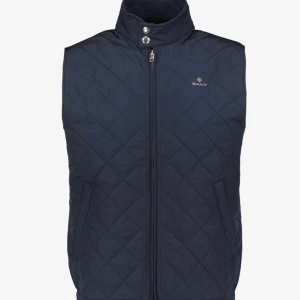 Gant väst - Superfin marinblå gantväst säljes, använd 3 gånger! Köpt för 1800! Säljer billigt för  vill få den såld. Skulle kanske kunna tänka mig att sälja den ännu billigare vid snabb affär! 