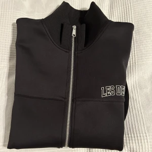 Les deux zip Hoodie  - Säljer nu denna les deux Hoodie då den inte används. Köpte den Nlyman för ca 5 månader sen för 1100. Köparen står för frakten!