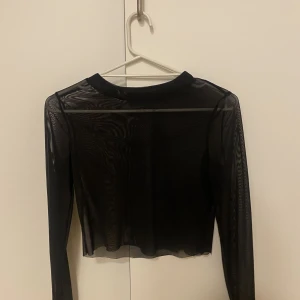 Meshtröja - Den saknar storlek och tagg, jag kan Chippar den själv så det är hackigt där nere(kan fixas själv) jag skulle säga att denna passar en XS-S om ni inte har stor byst!