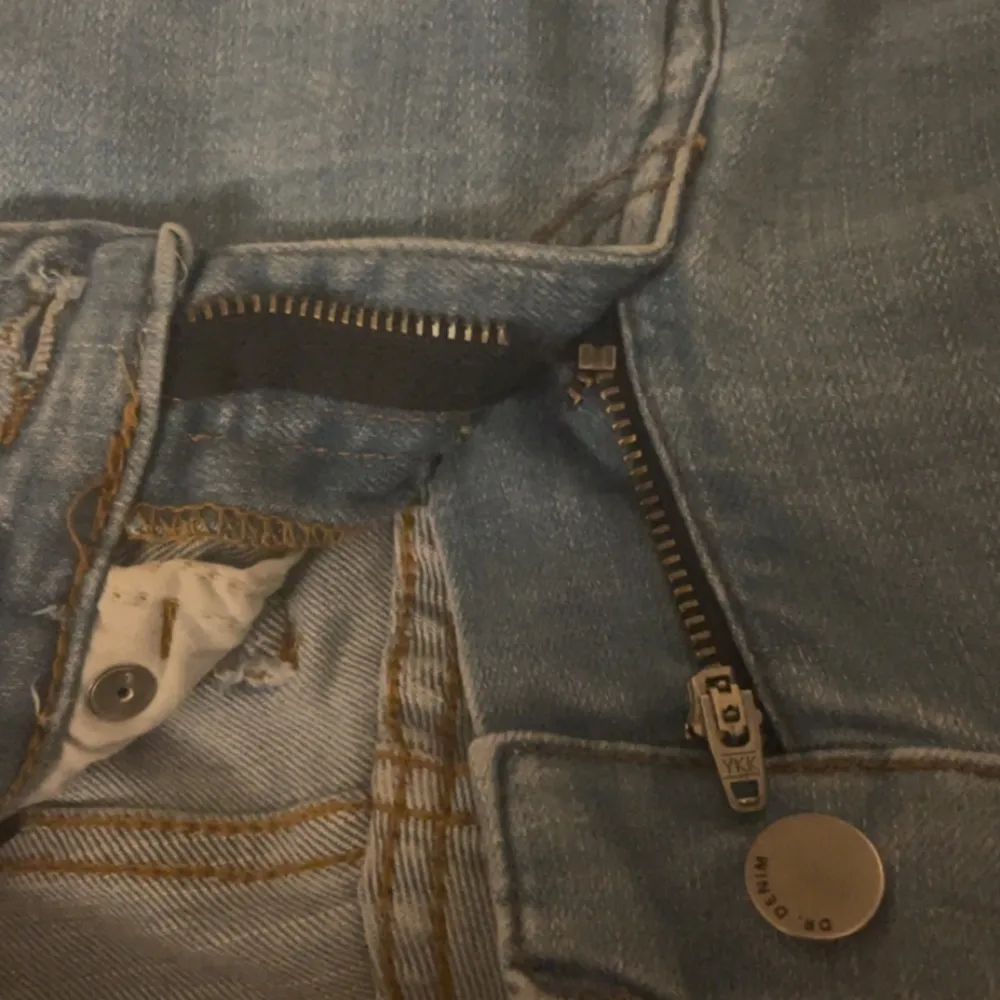 Jätte snygga low Rise jeans från dr denim som tyvärr inte passar mig😢 det finns ett litet hål på dragkedjan men det går jättebra att knäppa ändå💕. Jeans & Byxor.