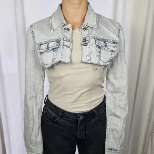 Kort jeansjacka med silver knappar