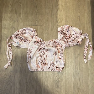 Blus från Gina Tricot - Jättefin blus i siden material. Storlek 34