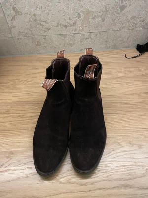 R.M. Williams 43 - Skor, stl. 43, Herr Hej,  Säljer nu mina R M Williams storlek 43. Finns på Östermalm. 2500 kr